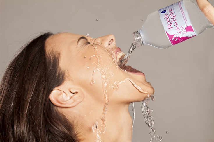 femme boire de l'eau pour maigrir