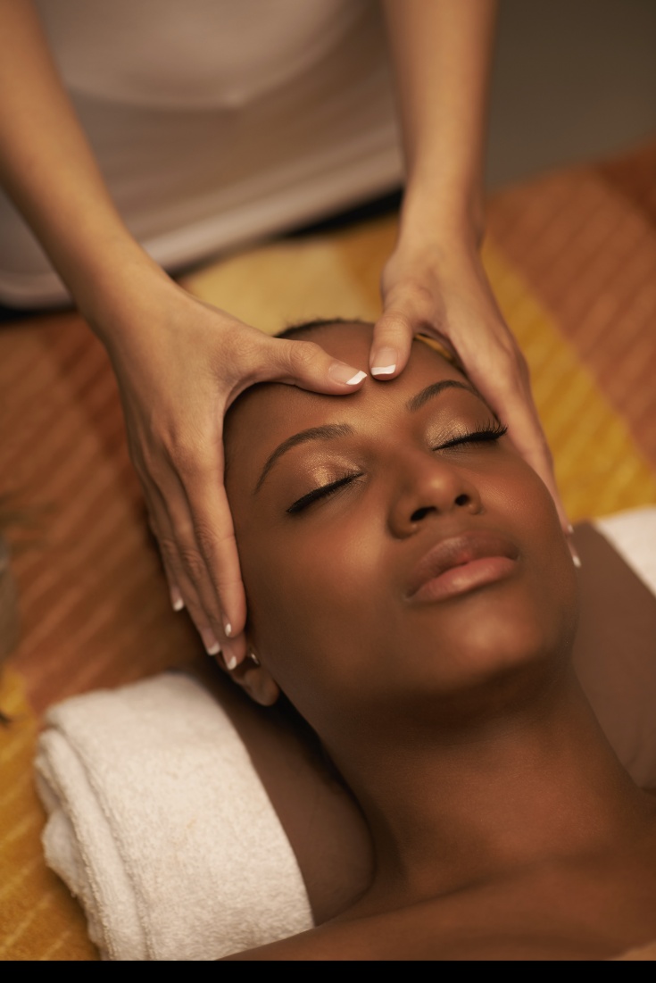 femme spa massage relaxant