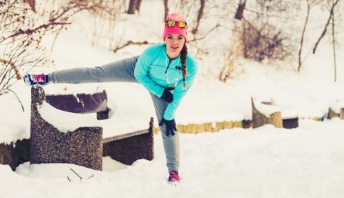 Femme sport en hiver à tester avec Rosée de la Reine