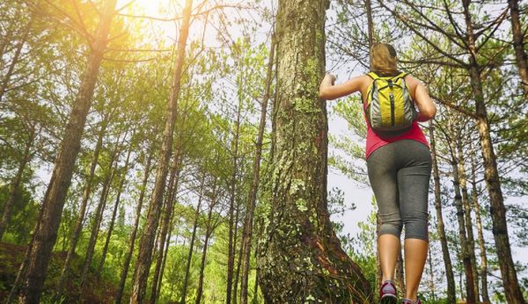 ecotourisme femme en vélo