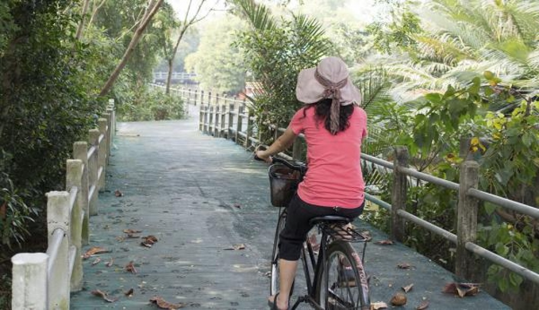 femme voyage écologique vélo