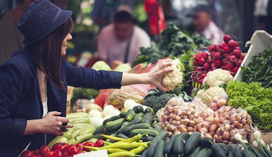 Légumes de saison marché femme